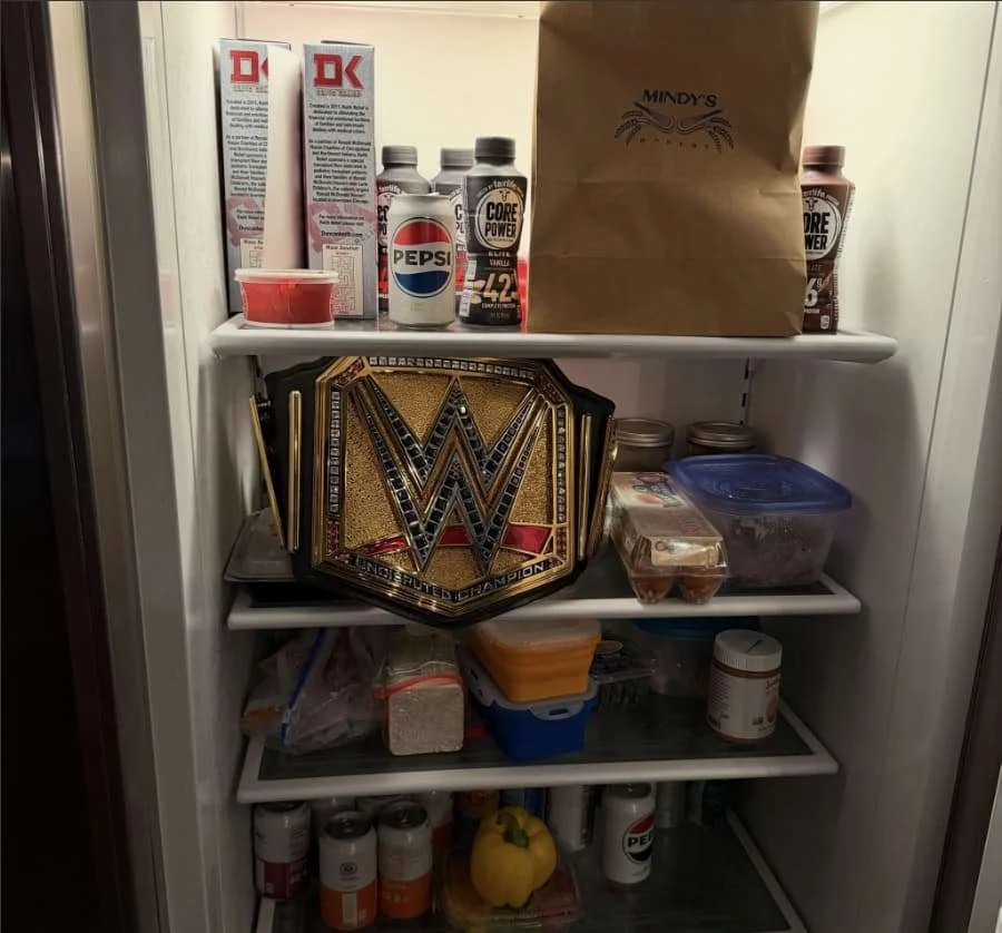 CM 朋克家乡芝加哥登顶无可争议 WWE 冠军，复刻 15 年前冰箱藏腰带名场面