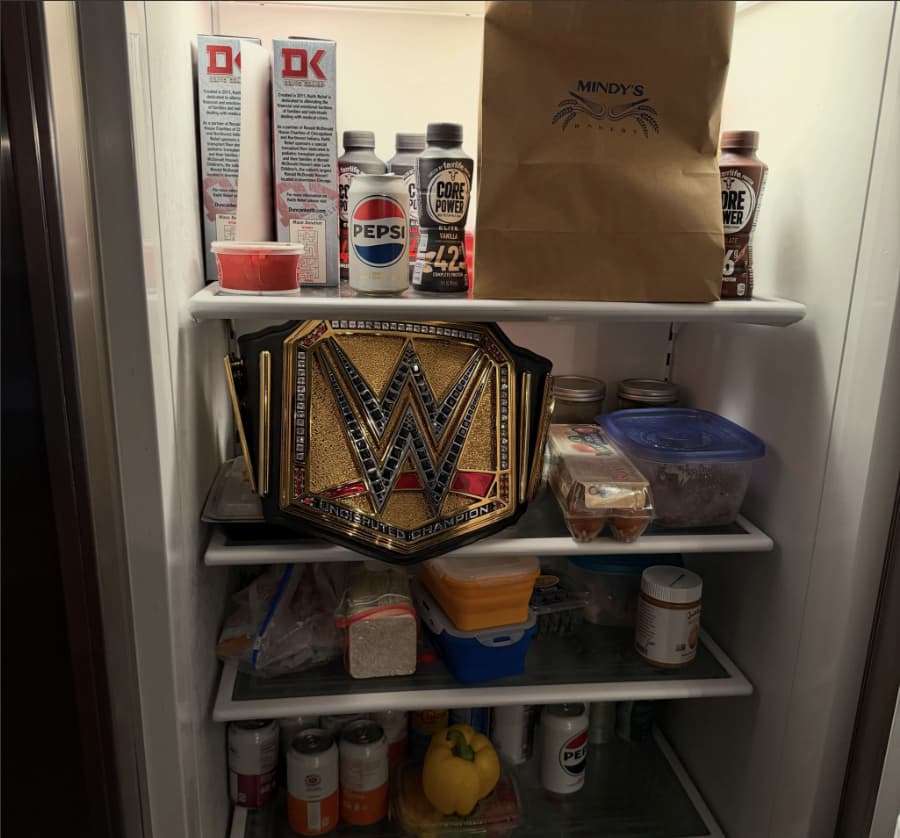 CM 朋克家乡芝加哥登顶无可争议 WWE 冠军，复刻 15 年前冰箱藏腰带名场面