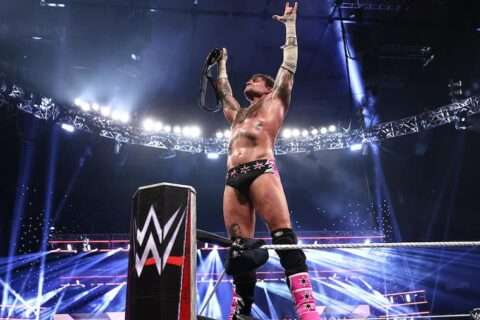 RAW 惊天反转！CM 朋克家乡芝加哥拿下无可争议 WWE 冠军