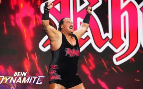 突发！又一位WWE传奇现身AEW！莱诺（Rhino）底特律主场暗赛亮相