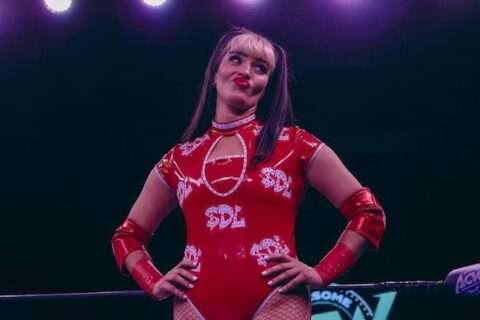 继汽车城机枪队（Motor City Machine Guns）之后，又一位WWE离队选手现身AEW！斯蒂芬·德兰德（Steph De Lander）获得ROH女子纯摔冠军挑战机会