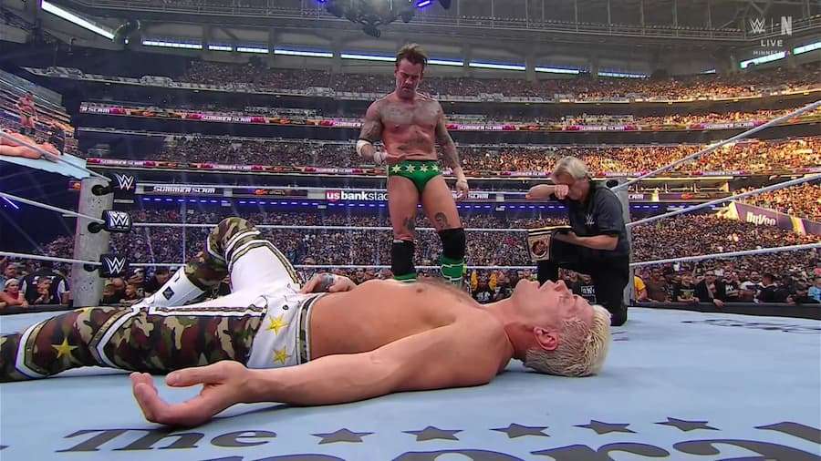 CM朋克（CM Punk）成功卫冕了自己的WWE无争议冠军（Undisputed WWE Championship）。